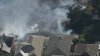 Incendio de vegetación amenaza estructuras en Oakland