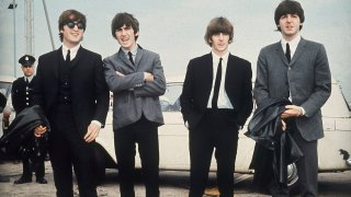 Los Beatles, de izquierda a derecha, John Lennon, George Harrison, Ringo Starr y Paul McCartney llegan a Liverpool, Inglaterra el 10 de julio de 1964, para el estreno de su película "A Hard Day's Night".