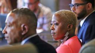 Tereasa Martin, madre de Kenneka Jenkins, escucha mientras los abogados hablan en nombre de la familia Jenkins durante una conferencia de prensa en Chicago en 2017.