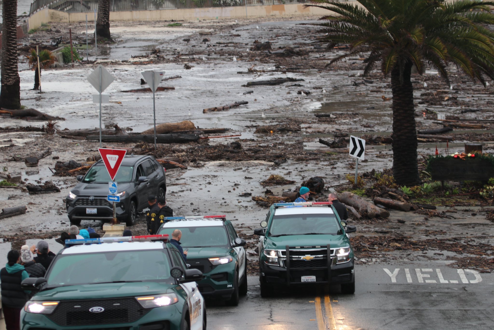 rdenes y advertencia de evacuaciones en condados de la Bah a por posibles inundaciones