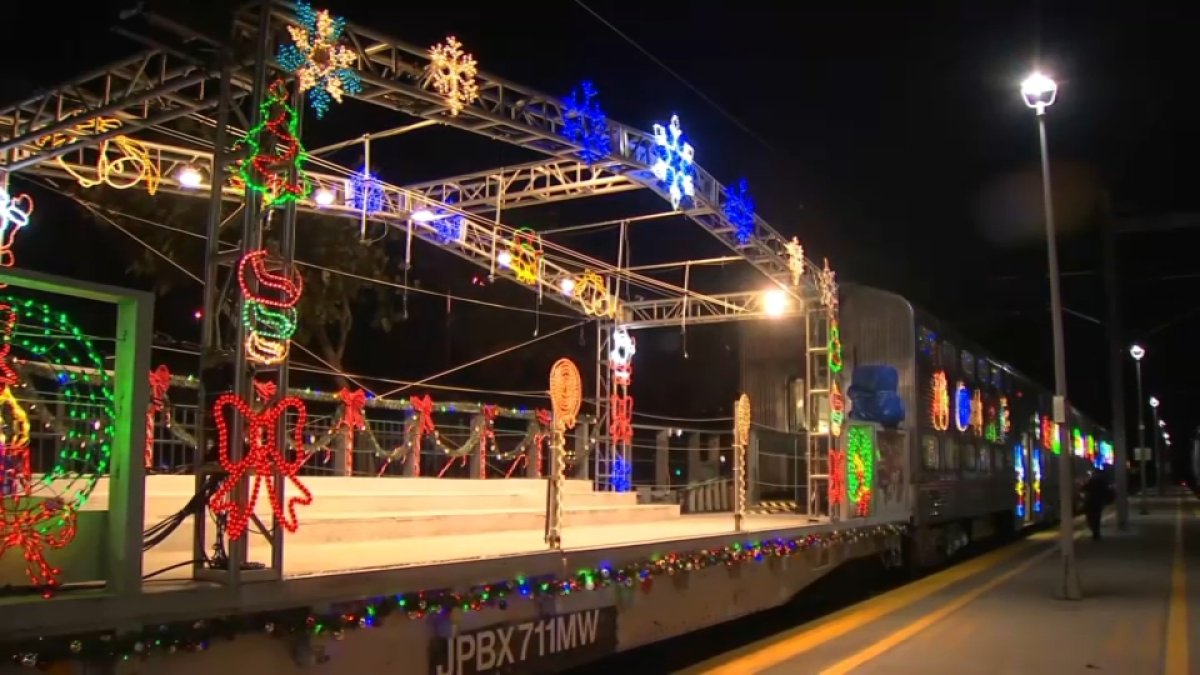 Caltrain decora tren con 75,000 luces navideñas Telemundo Area de la