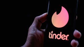 Fue hallado culpable de torturar a una mujer que conoció a través de la aplicación de citas Tinder y matar al amante de ella.