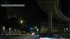 En video: auto sale volando de un paso elevado de la autopista y cae en picada a la calle en San Francisco