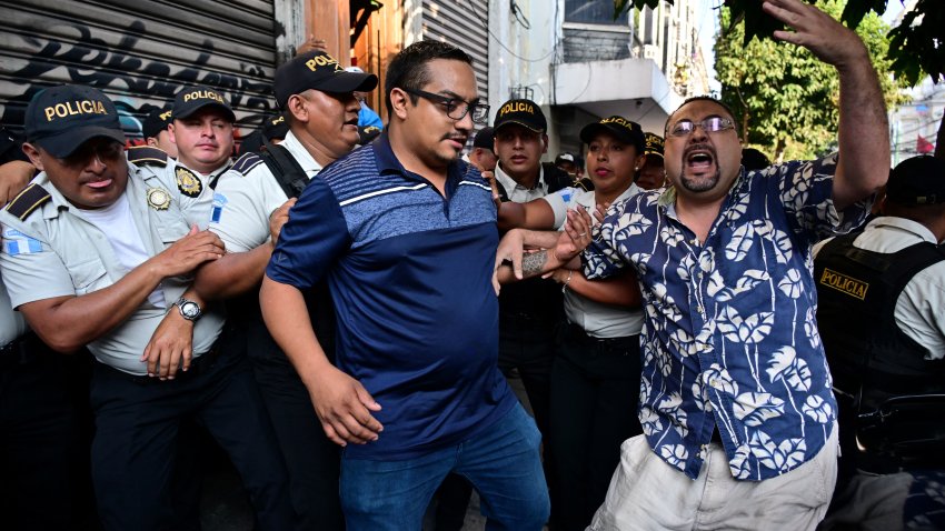 Partidarios del presidente electo de Guatemala, Bernardo Arévalo, chocan con la policía durante una manifestación frente al Congreso para protestar contra la suspensión de la toma de posesión de la nueva legislatura poco antes de la ceremonia de investidura de Arévalo, en Ciudad de Guatemala, el 14 de enero de 2024.