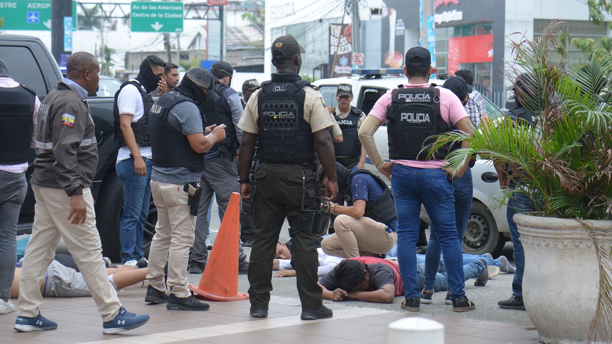 Ecuador: fiscalía acusará de terrorismo a los 13 detenidos por el asalto armado a canal de TV
