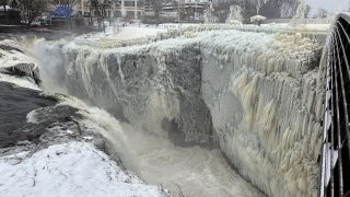 La bruma de Great Falls crea un paraíso helado en las cataratas de Paterson, Nueva Jersey el viernes.