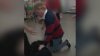 En video: sujeto casi estrangula a adolescente en Fremont