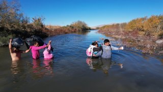 Agentes mexicanos rescatan a mujer y 4 hijos con hipotermia tras pasar horas en río Bravo