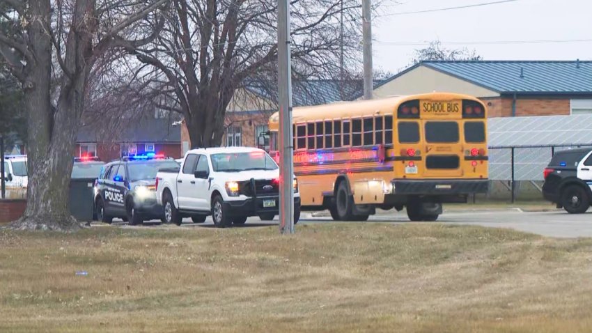 El personal de emergencia trabaja en la escena de una situación de atacante armado en Perry High School en Perry, Iowa.