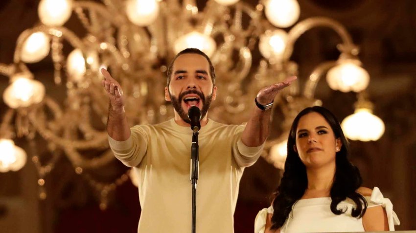 El actual presidente y ganador de la reelección de El Salvador, Nayib Bukele, habla desde el Palacio Nacional junto a su esposa Gabriela Rodríguez de Bukele, este 4 de febrero de 2024 en San Salvador (El Salvador). EFE/ Bienvenido Velasco