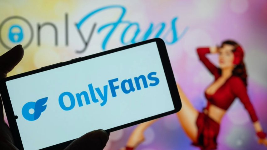 Logotipo de OnlyFans mostrado en un teléfono inteligente con OnlyFans visto en el fondo, en esta ilustración fotográfica. El 7 de septiembre de 2023 en Bruselas, Bélgica.