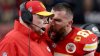 Travis Kelce, de los Kansas City Chiefs, casi provoca la caída de su entrenador tras enojarse durante jugada