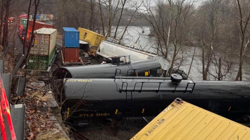 Esta fotografía proporcionada por la Compañía de Bomberos Nancy Run muestra el descarrilamiento de un tren a lo largo de la orilla del río Lehig, en el municipio de Lower Saucon, Pensilvania, el sábado 2 de marzo de 2024. (Compañía de Bomberos Nancy Run vía AP)