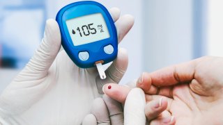 Con la diabetes tipo 2, el cuerpo no puede utilizar adecuadamente la insulina, una hormona que ayuda a que la glucosa llegue a las células del cuerpo.