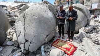Ciudadanos oran durante el mes sagrado de Ramadán en las ruinas de la mezquita Al-Farouq en Gaza.