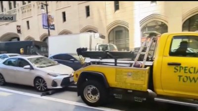 Insólito: grúa intenta remolcar un auto encendido y con personas dentro en San Francisco
