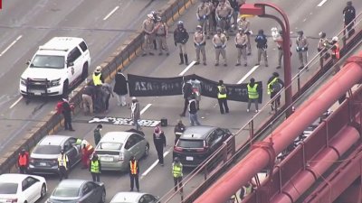 Protestas causan caos en autopistas a través del Área de la Bahía y el puente Golden Gate
