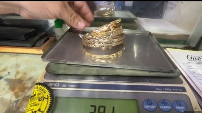 Aumento del precio del oro afecta a comerciantes hispanos en San José