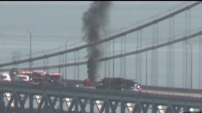 Auto en llamas bloquea 3 carriles en el Bay Bridge