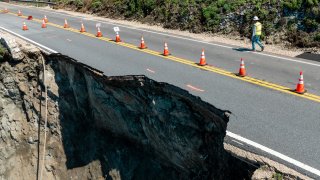 Después de fuertes lluvias, un deslizamiento de rocas al sur de Monterey el 30 de marzo provocó que unos 6 pies del carril en dirección sur y un muro de contención que sostenía la carretera cayesen unos 170 pies hacia el océano. (Foto de archivo)