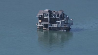 En video: una casa flota en la Bahía de San Francisco