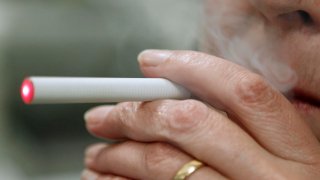 Fumar cigarrillos electrónicos eleva el riesgo de insuficiencia cardíaca, según un estudio