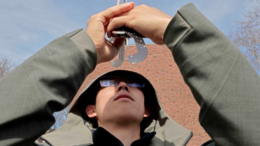 una persona mira el eclipse solar total de abril de 2024