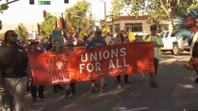 Marchan hasta la Plaza César Chávez en San José durante el Día del Trabajador