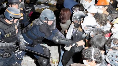 Los Ángeles: lpolicía comienza a arrestar a manifestantes en UCLA