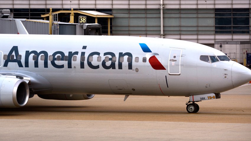 Un avión de pasajeros Boeing 737 de American Airlines se desplaza desde la puerta de embarque hasta la pista en el Aeropuerto Nacional Ronald Reagan de Washington, en Washington, D.C. (Foto de Robert Alexander/Getty Images)