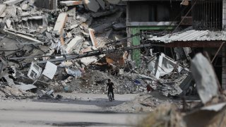 Un niño anda en bicicleta entre las ruinas en Ciudad de Gaza, la semana pasada.