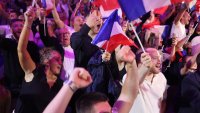 Elecciones en Francia: votantes impulsan a la ultraderechista Agrupación Nacional a una sólida ventaja