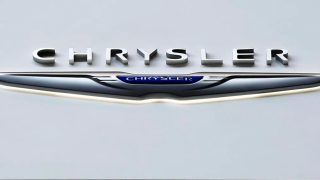 El logotipo de Chrysler se exhibe en el Salón Internacional del Automóvil de Pittsburgh, el 11 de febrero de 2016, en Pittsburgh.