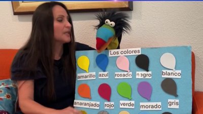 Peruana enseña español con música y títeres a niños en San José