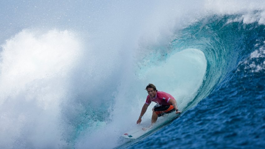 Alan Cleland Quiñonez, de México, surfea durante la segunda ronda de la competencia de surf de los Juegos Olímpicos de Verano 2024, el domingo 28 de julio de 2024, en Teahupo’o, Tahití. (AP Foto/Gregory Bull)