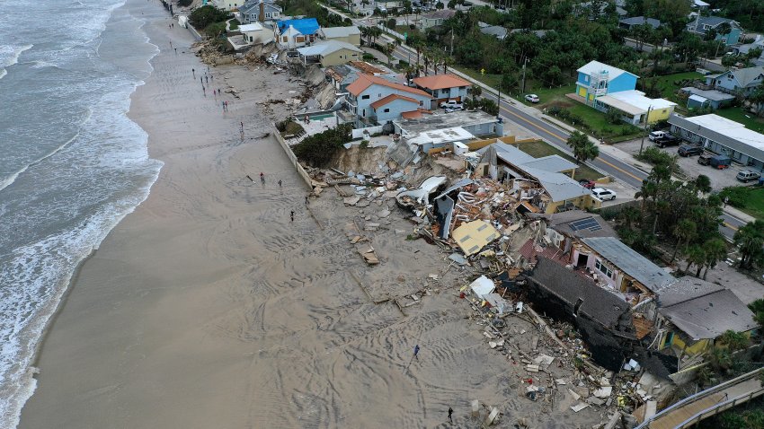 DAYTONA BEACH, FLORIDA - 10 DE NOVIEMBRE: En esta vista aérea, las casas están parcialmente derribadas en la playa después de que el huracán Nicole llegó a tierra el 10 de noviembre de 2022 en Daytona Beach, Florida. Nicole llegó a tierra como huracán de categoría 1 antes de debilitarse a tormenta tropical mientras se desplazaba por el estado. (Foto de Joe Raedle/Getty Images)