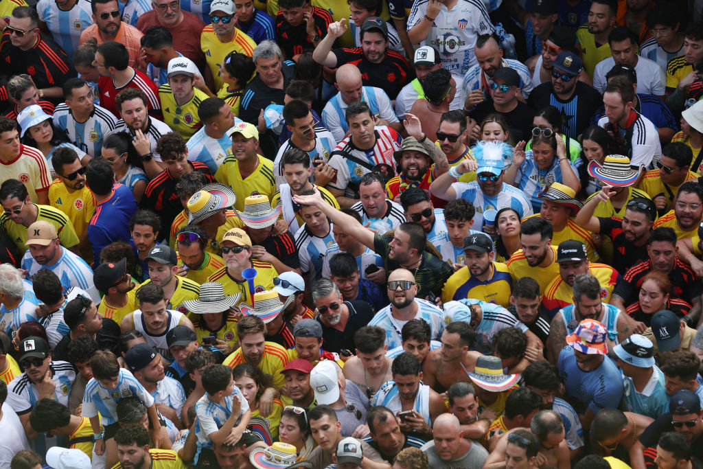 Los aficionados intentan entrar al estadio en medio de disturbios antes del partido final de la CONMEBOL Copa América 2024 entre Argentina y Colombia en el Hard Rock Stadium el 14 de julio de 2024 en Miami Gardens, Florida.