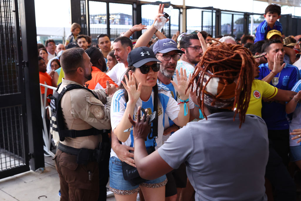 Los aficionados intentan entrar al estadio en medio de disturbios antes del partido final de la CONMEBOL Copa América 2024 entre Argentina y Colombia en el Hard Rock Stadium el 14 de julio de 2024 en Miami Gardens, Florida.