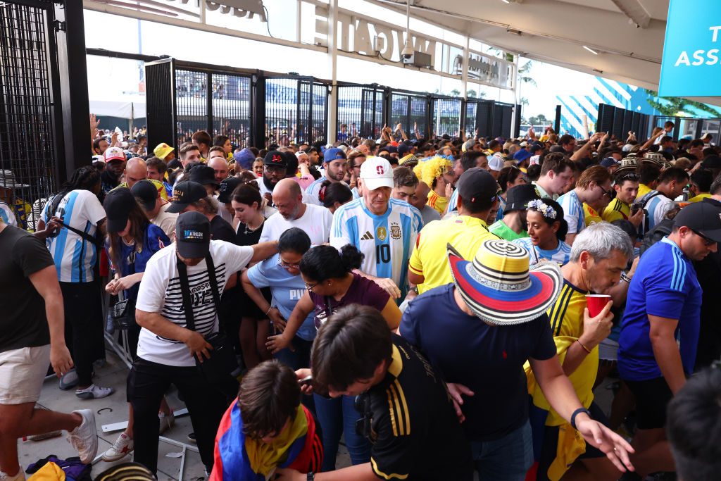 Los aficionados intentan entrar al estadio en medio de disturbios antes del partido final de la CONMEBOL Copa América 2024 entre Argentina y Colombia en el Hard Rock Stadium el 14 de julio de 2024 en Miami Gardens, Florida.