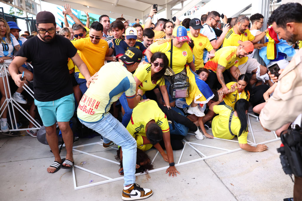 Los aficionados intentan entrar al estadio en medio de disturbios antes del partido final de la CONMEBOL Copa América 2024 entre Argentina y Colombia en el Hard Rock Stadium el 14 de julio de 2024 en Miami Gardens, Florida.