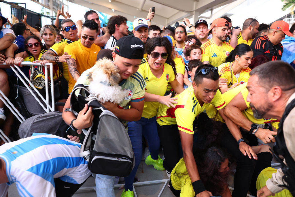 Los aficionados intentan entrar al estadio en medio de disturbios antes del partido final de la CONMEBOL Copa América 2024 entre Argentina y Colombia en el Hard Rock Stadium el 14 de julio de 2024 en Miami Gardens, Florida.