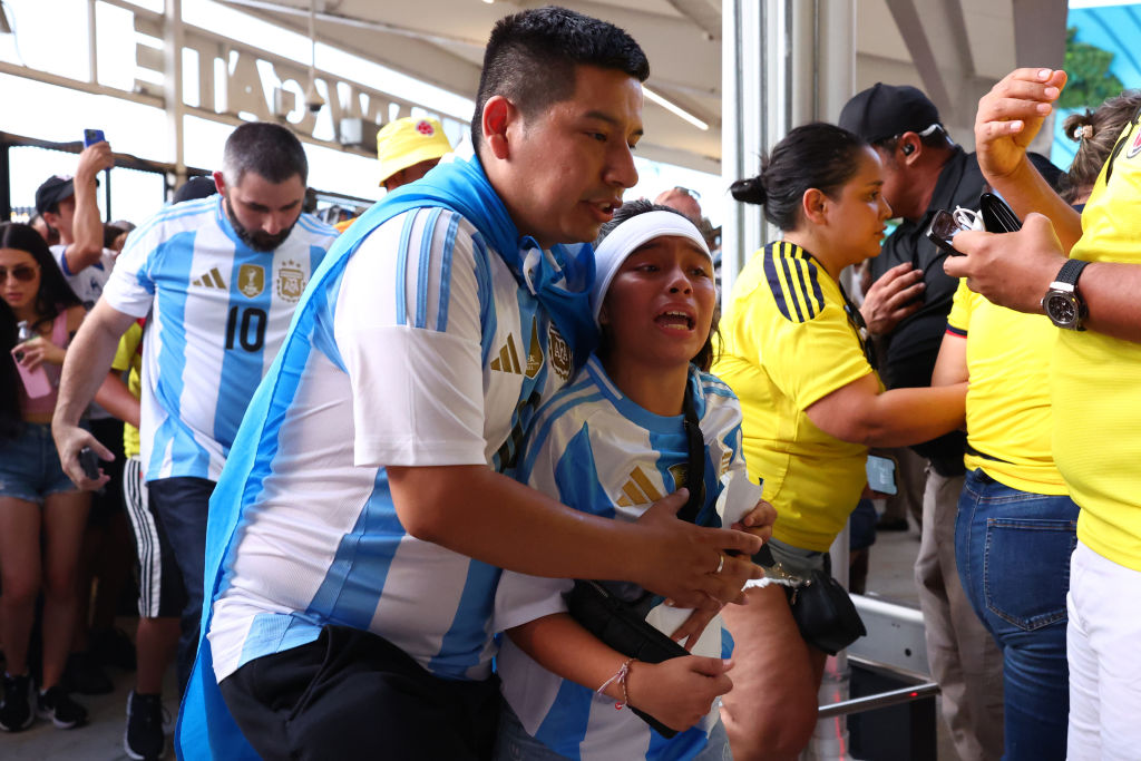 Los aficionados intentan entrar al estadio en medio de disturbios antes del partido final de la CONMEBOL Copa América 2024 entre Argentina y Colombia en el Hard Rock Stadium el 14 de julio de 2024 en Miami Gardens, Florida.