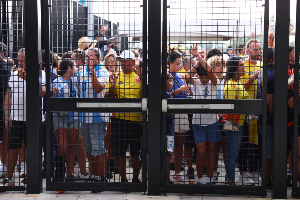 Los aficionados intentan entrar al estadio en medio de disturbios antes del partido final de la CONMEBOL Copa América 2024 entre Argentina y Colombia en el Hard Rock Stadium el 14 de julio de 2024 en Miami Gardens, Florida.