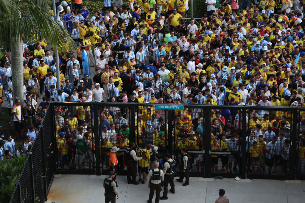 Grandes multitudes de fanáticos intentan ingresar al estadio en medio de disturbios previos al partido final de la CONMEBOL Copa América 2024 entre Argentina y Colombia en el Hard Rock Stadium el 14 de julio de 2024 en Miami Gardens, Florida.