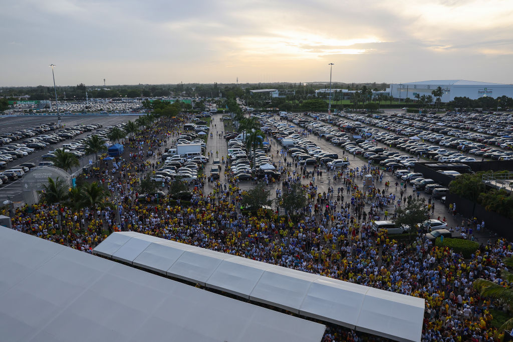 Grandes multitudes de fanáticos intentan ingresar al estadio en medio de disturbios previos al partido final de la CONMEBOL Copa América 2024 entre Argentina y Colombia en el Hard Rock Stadium el 14 de julio de 2024 en Miami Gardens, Florida.