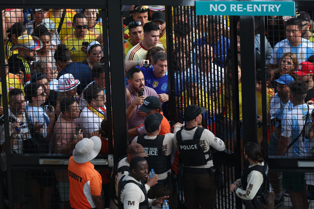 Grandes multitudes de fanáticos intentan ingresar al estadio en medio de disturbios previos al partido final de la CONMEBOL Copa América 2024 entre Argentina y Colombia en el Hard Rock Stadium el 14 de julio de 2024 en Miami Gardens, Florida.