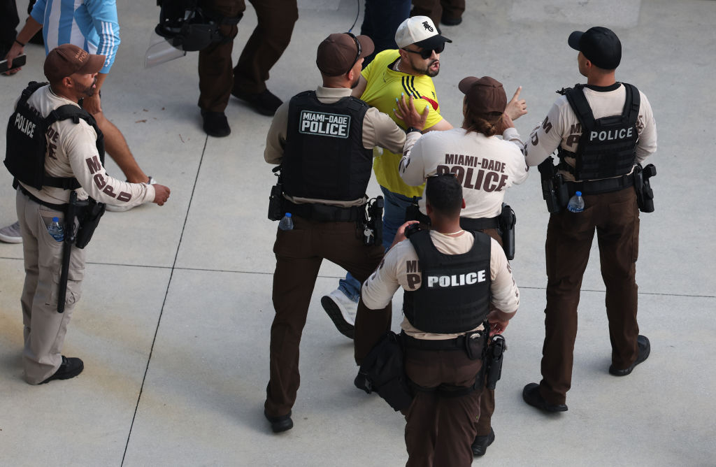 La policía detiene a un aficionado de Colombia antes del partido final de la Copa América CONMEBOL 2024 entre Argentina y Colombia en el Hard Rock Stadium el 14 de julio de 2024 en Miami Gardens, Florida.