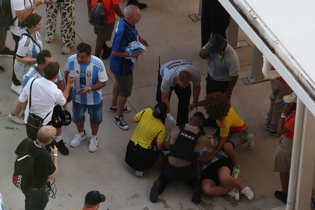 La policía detiene a un aficionado de Argentina antes del partido final de la Copa América 2024 de la CONMEBOL entre Argentina y Colombia en el Hard Rock Stadium el 14 de julio de 2024 en Miami Gardens, Florida.