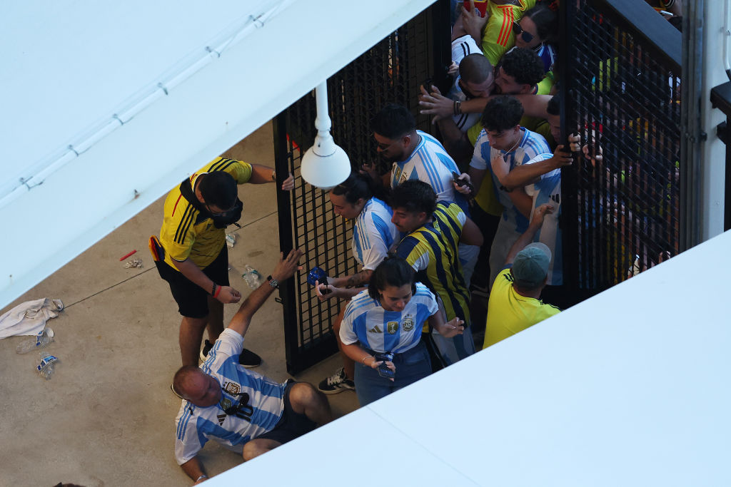 El partido de la final de la Copa América 2024 entre Argentina y Colombia se vio retrasado más de una hora por el caos desatado por los fanáticos, varios de ellos intentaron intentar sin entradas al Hard Rock Stadium de Miami.