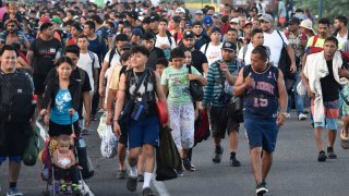 Los migrantes avanzan por una carretera en Chiapas, México.